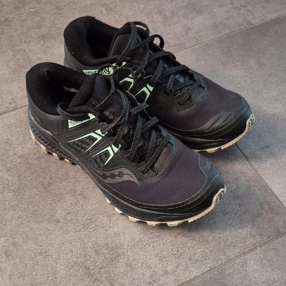 Saucony Women's Black and Mint Athletic Shoes
